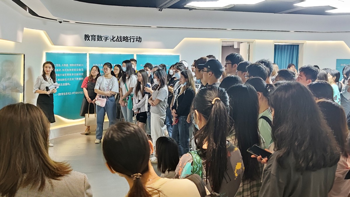華南師范大學師生一行到訪廣州市海珠區(qū)教育大數(shù)據(jù)應用中心