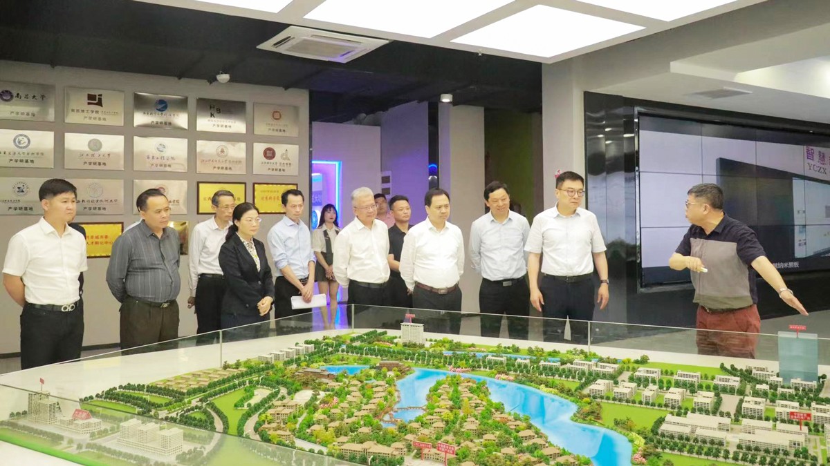 關(guān)注教育信息化與心理健康，江西省委常委梁桂一行調(diào)研中部教裝城