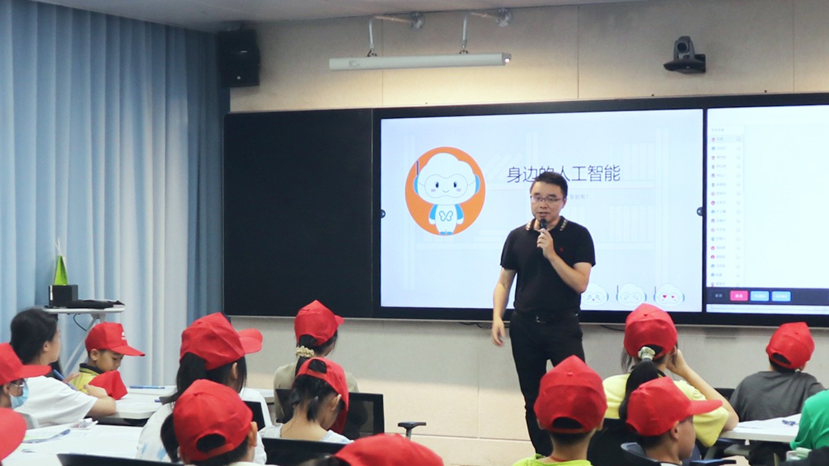 清遠(yuǎn)時(shí)代小學(xué)研學(xué)之旅走進(jìn)云蝶科技