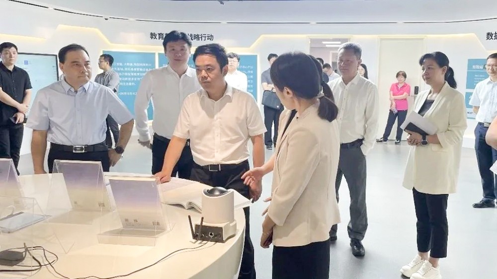 海珠區(qū)委書記蔡澍一行蒞臨區(qū)教育大數(shù)據(jù)應用中心調(diào)研指導