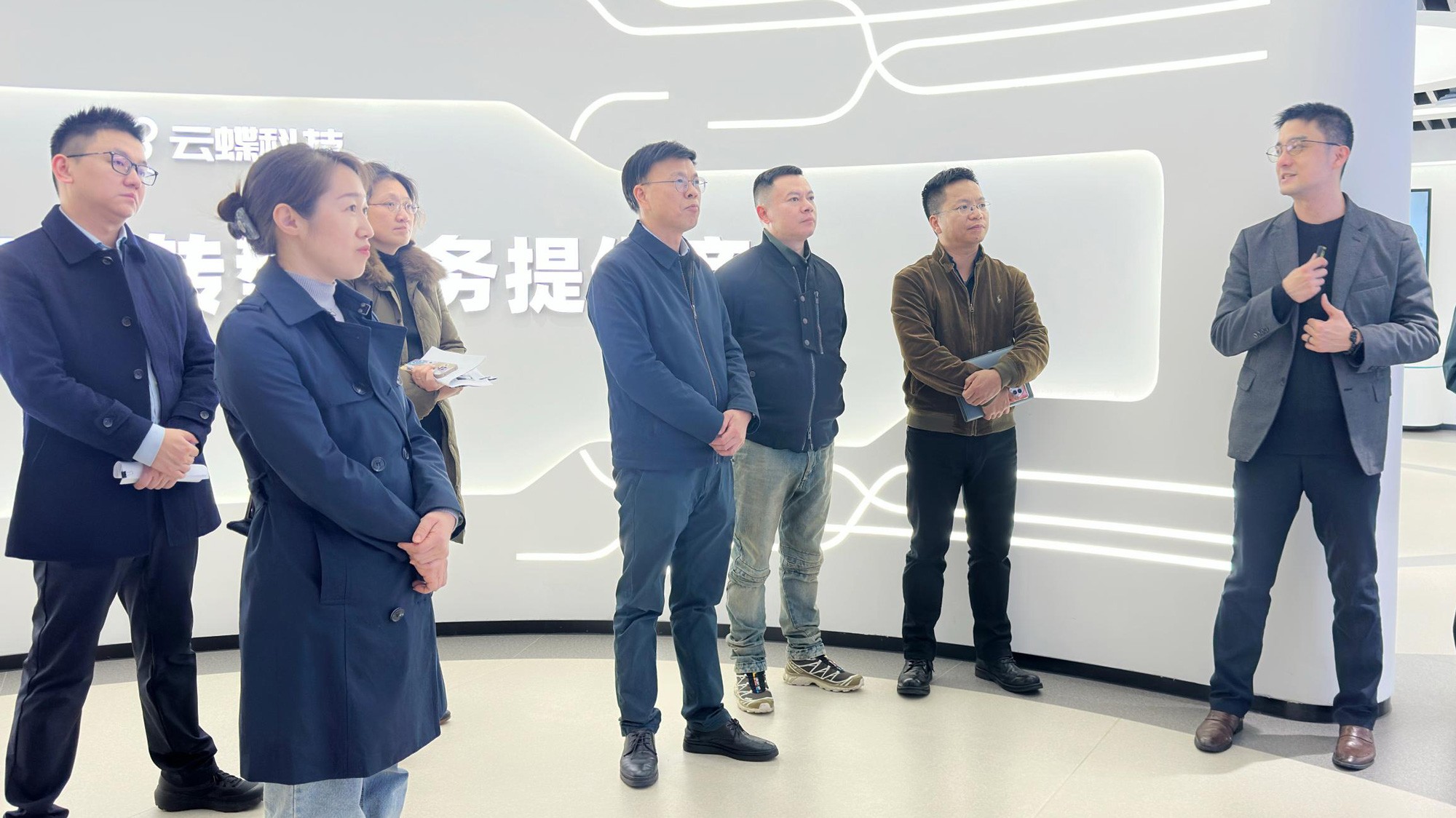 廣州市政府督查室主任鄧慶堅一行到訪云蝶科技調(diào)研指導